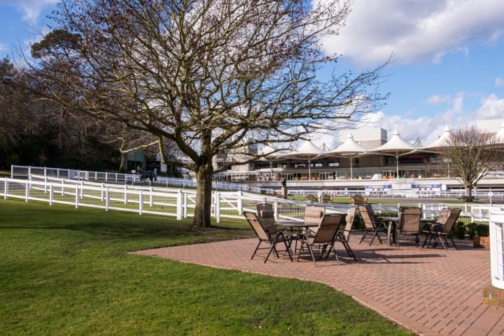 אשר Sandown Park Lodge מראה חיצוני תמונה